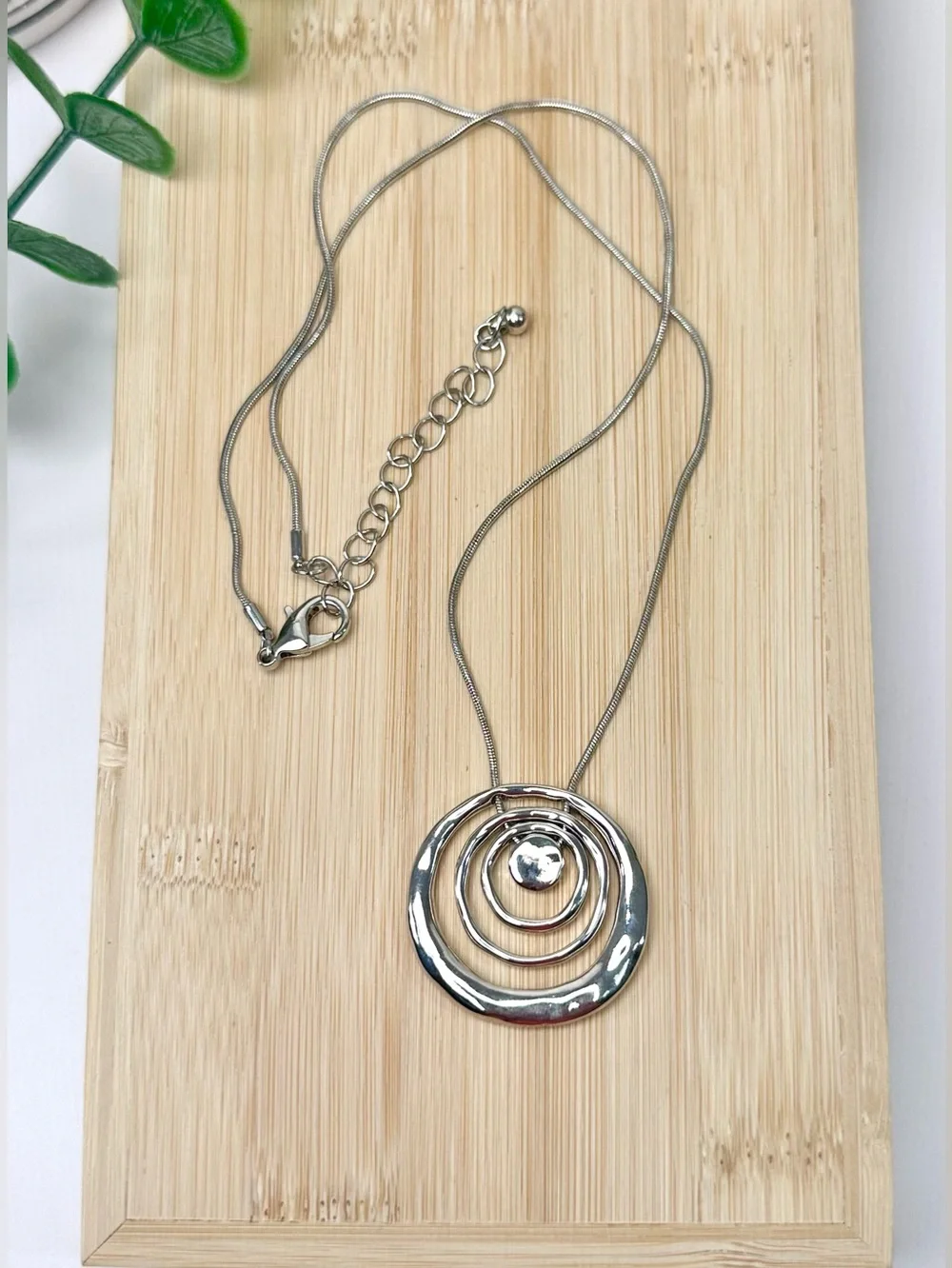 🤍 Silver Tone Concentric Circles Pendant Necklace